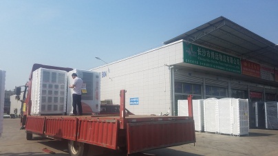 天氣晴朗便會在空曠的場地卸貨.jpg 天氣晴朗便會在空曠的場地卸貨.jpg