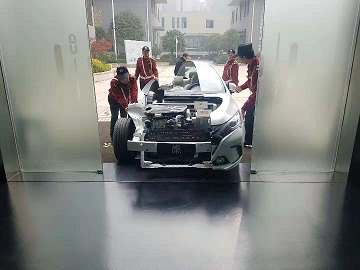 齊心協(xié)力 完成車輛模型進(jìn)入展館.jpg 齊心協(xié)力 完成車輛模型進(jìn)入展館.jpg